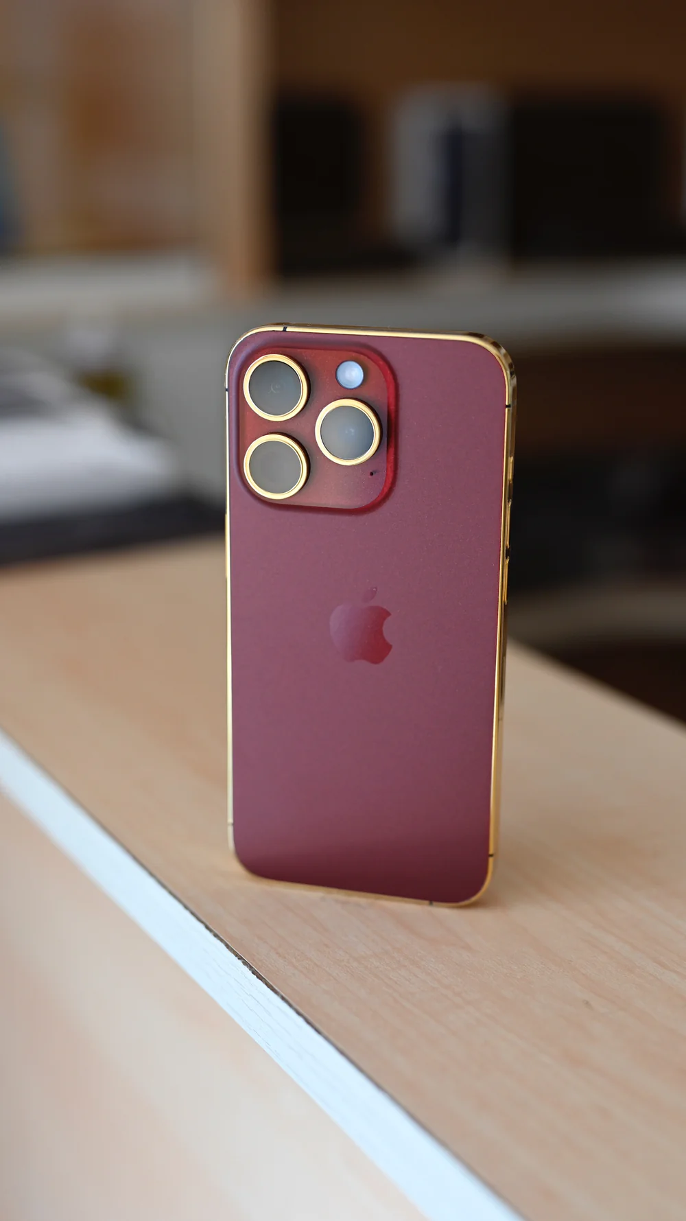 iPhone 15 Pro Max - Chapado en oro de 24 quilates - Edición granate