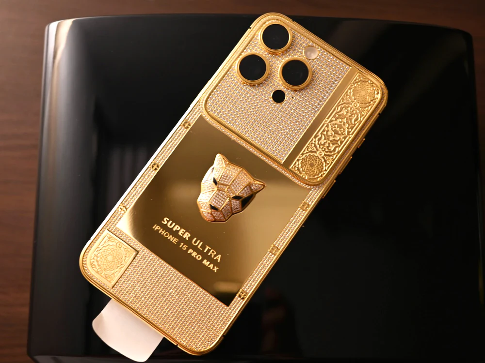 iPhone 15 Pro Max chapado en oro de 24 quilates - Super Ultra